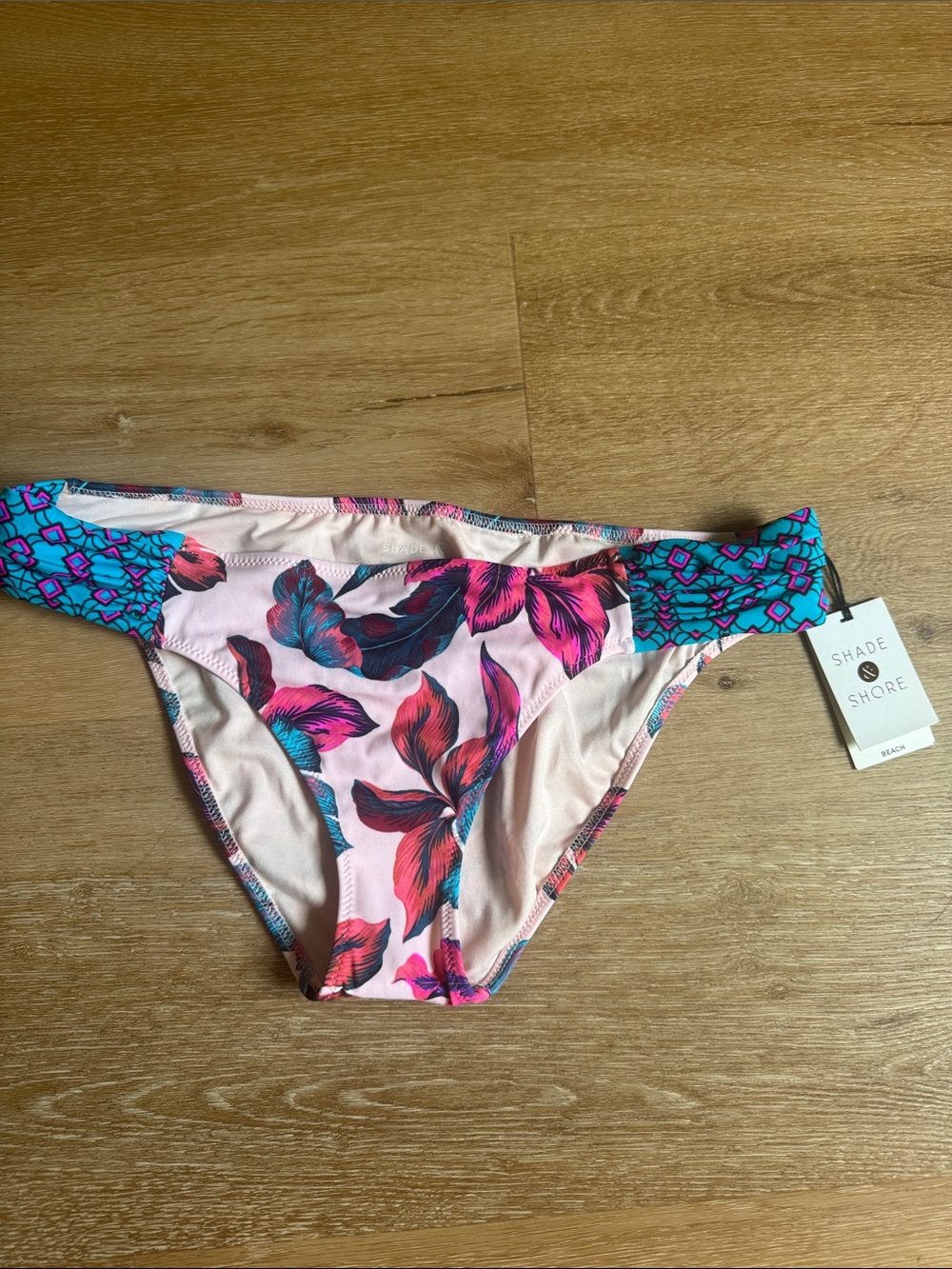 New with tags shade and shore pink floral bikini bottom w/hygiene liner. Size M
